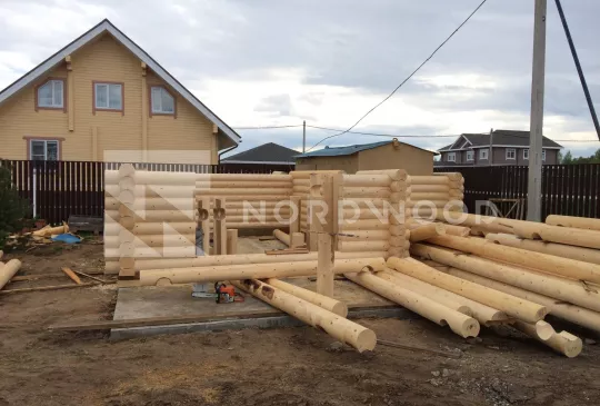 Сборка гаража из оцилиндрованного бревна площадью 56,6 кв. м. фото 1 - NORDWOOD