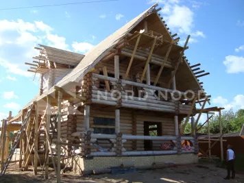 Сборка дома из оцилиндрованного бревна площадью фото 3 - NORDWOOD