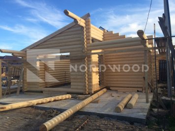 Сборка дома из оцилиндрованного бревна площадью фото 3 - NORDWOOD