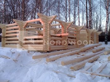 Сборка бани из оцилиндрованного бревна площадью фото 1 - NORDWOOD