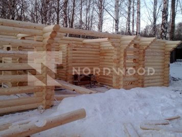 Сборка бани из оцилиндрованного бревна площадью фото 4 - NORDWOOD