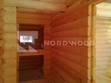 Сборка бани из оцилиндрованного бревна площадью фото 6 - NORDWOOD