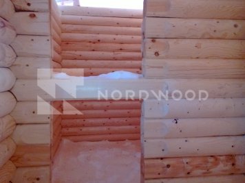 Сборка бани из оцилиндрованного бревна площадью фото 2 - NORDWOOD